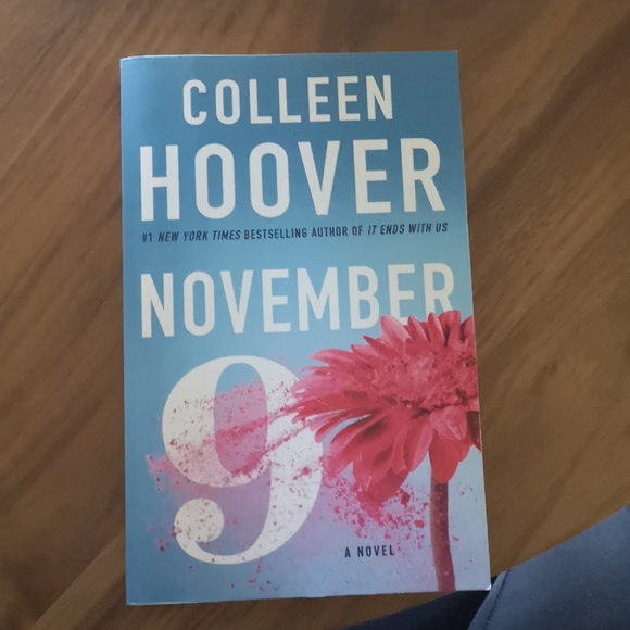 November 9, Colleen Hoover - Picture 1 of 2